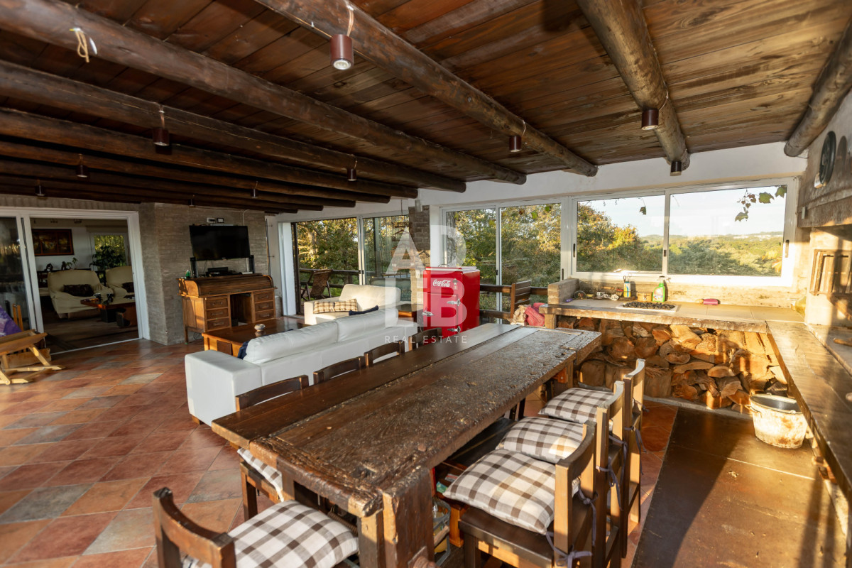 Casa ID.817 - Increíble casa de 405 mts2 en venta en Punta Ballena. Vista al amanecer y al atardecer. 