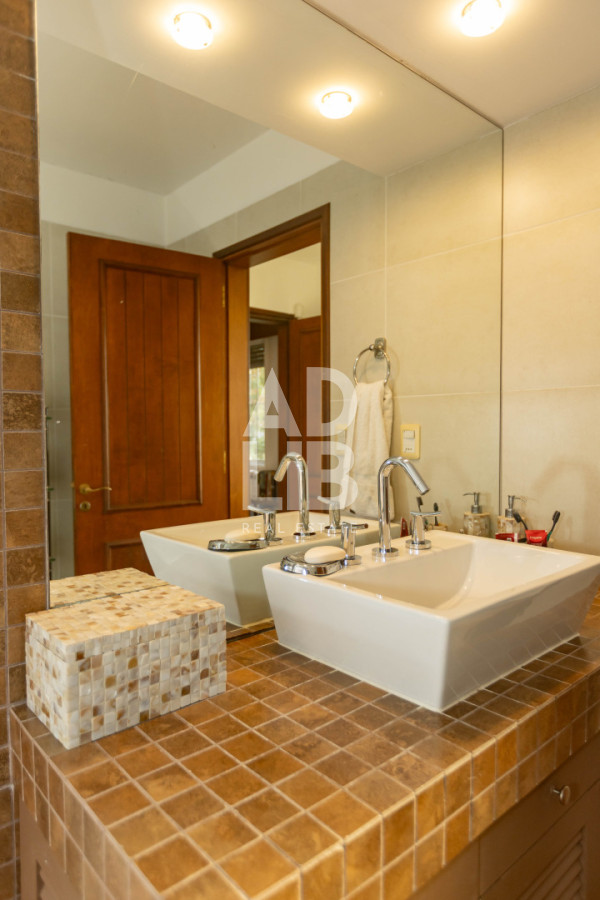 Casa ID.817 - Increíble casa de 405 mts2 en venta en Punta Ballena. Vista al amanecer y al atardecer. 