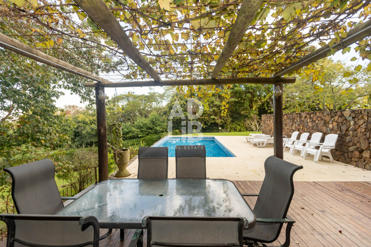 Casa ID.817 - Increíble casa de 405 mts2 en venta en Punta Ballena. Vista al amanecer y al atardecer. 