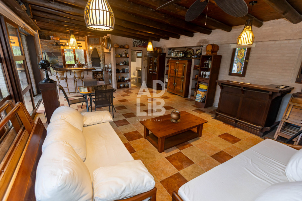 Casa ID.817 - Increíble casa de 405 mts2 en venta en Punta Ballena. Vista al amanecer y al atardecer. 