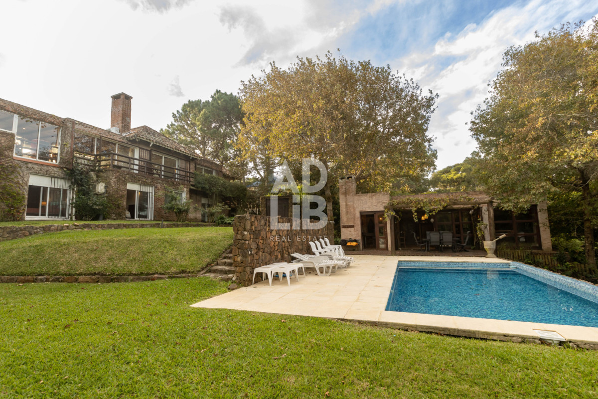 Casa ID.817 - Increíble casa de 405 mts2 en venta en Punta Ballena. Vista al amanecer y al atardecer. 