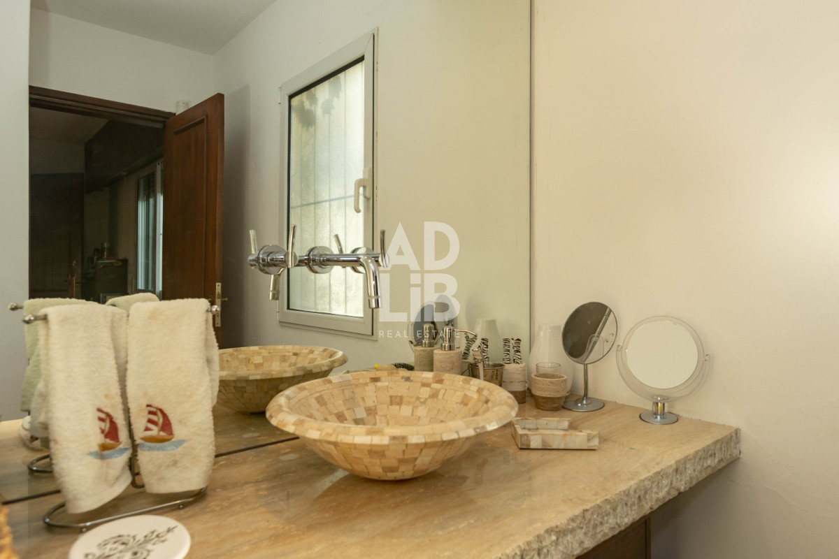 Casa ID.817 - Increíble casa de 405 mts2 en venta en Punta Ballena. Vista al amanecer y al atardecer. 