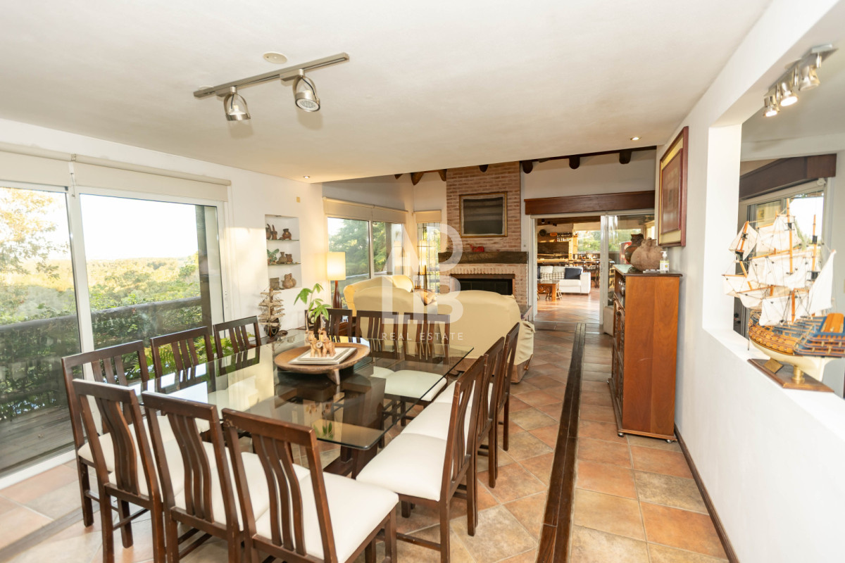 Casa ID.817 - Increíble casa de 405 mts2 en venta en Punta Ballena. Vista al amanecer y al atardecer. 