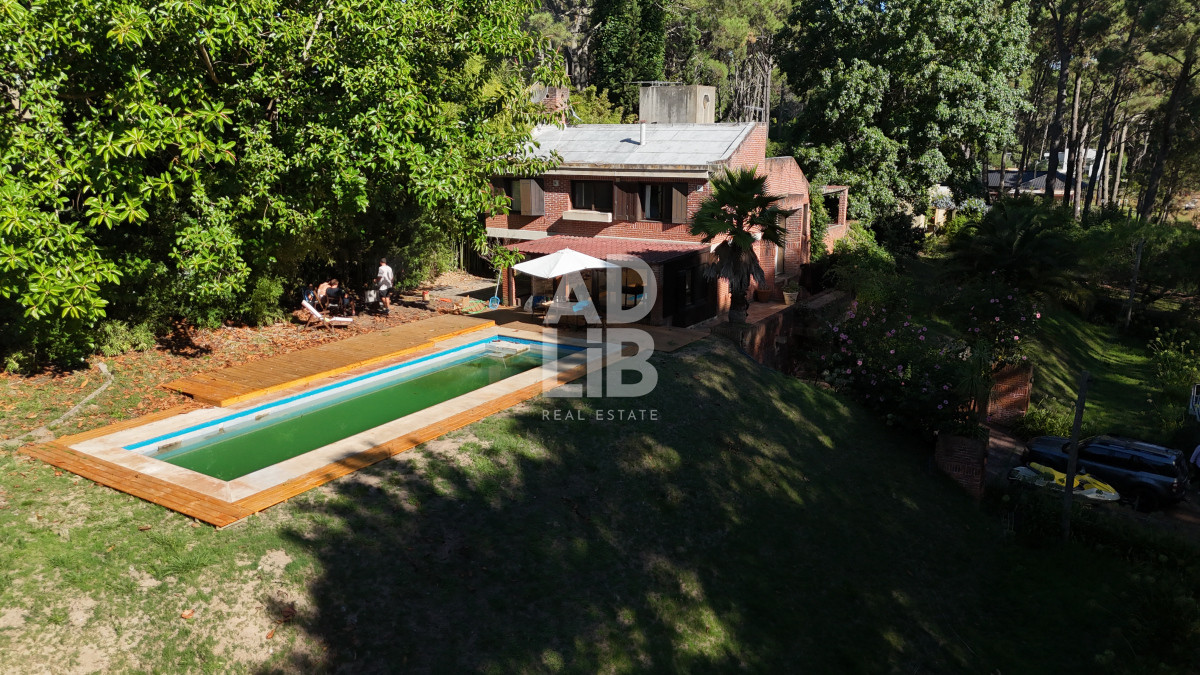 Casa ID.521 - Amplia casa de 4 dormitorios en venta en Club del Lago. 