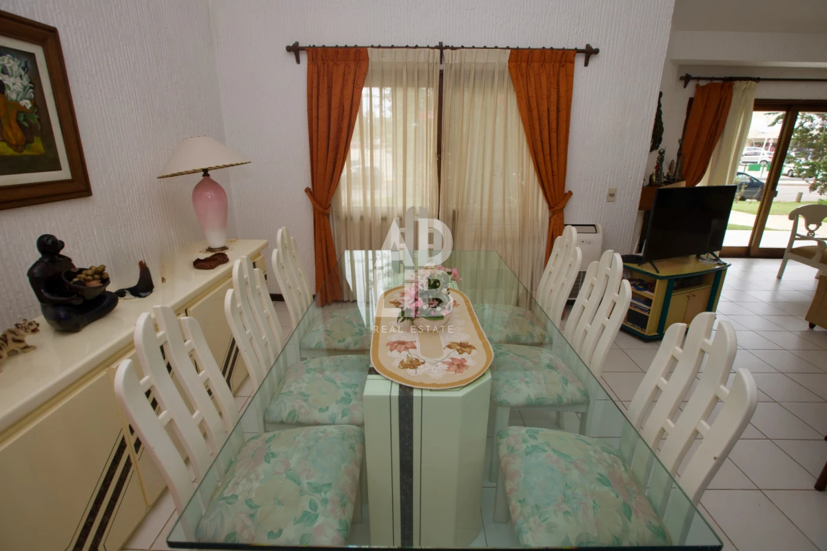 Casa ID.797 - Alquiler comercial 5 dorm y 5 baños. Zona Shopping Punta