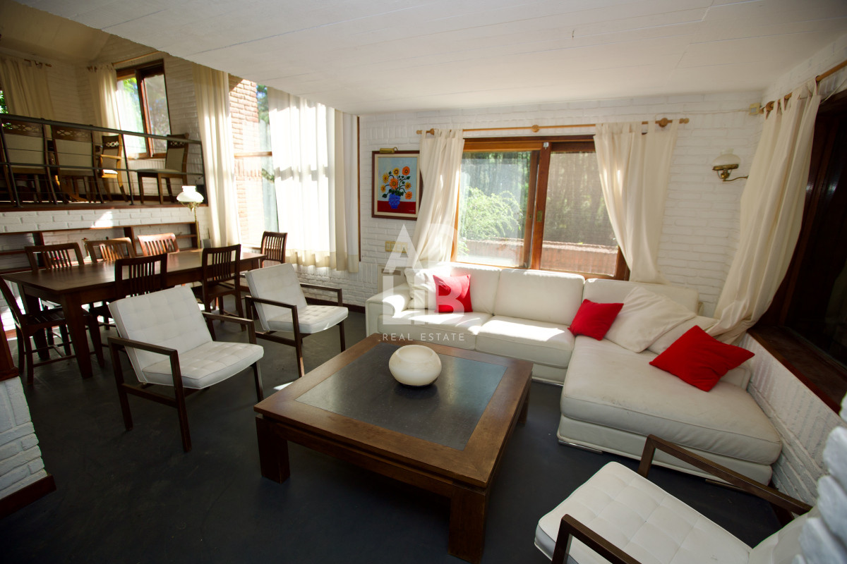 Casa ID.521 - Amplia casa de 4 dormitorios en venta en Club del Lago. 