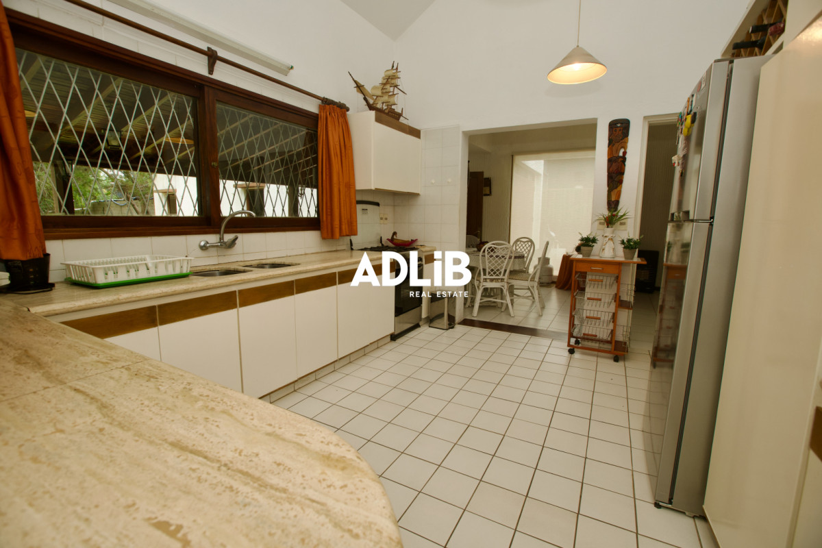 Casa ID.797 - Alquiler comercial 5 dorm y 5 baños. Zona Shopping Punta