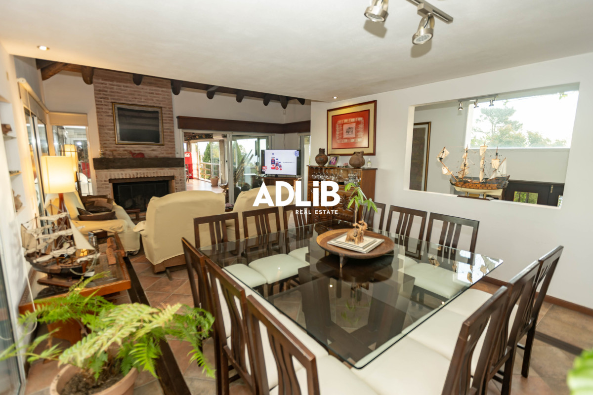 Casa ID.817 - Increíble casa de 405 mts2 en venta en Punta Ballena. Vista al amanecer y al atardecer. 