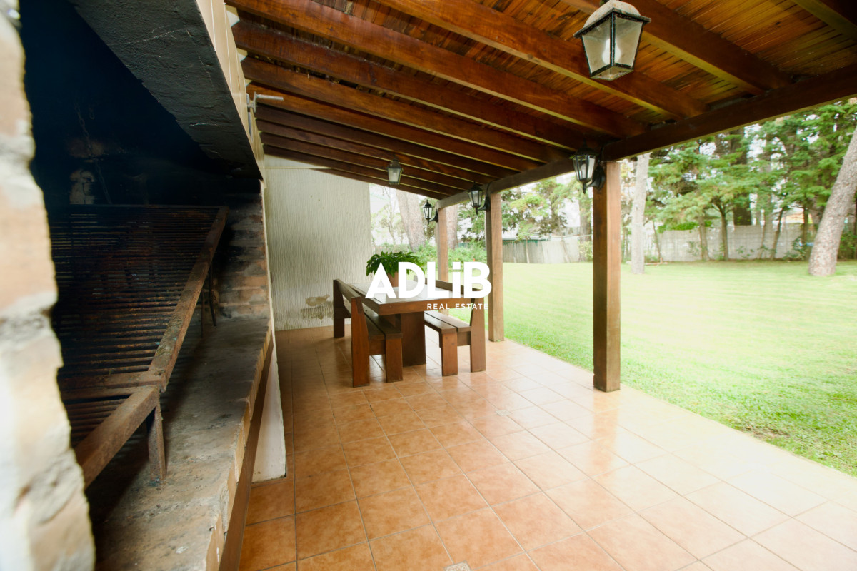 Casa ID.797 - Alquiler comercial 5 dorm y 5 baños. Zona Shopping Punta