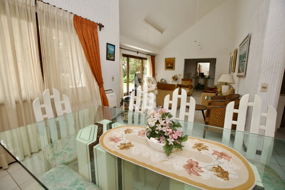 Casa ID.797 - Alquiler comercial 5 dorm y 5 baños. Zona Shopping Punta