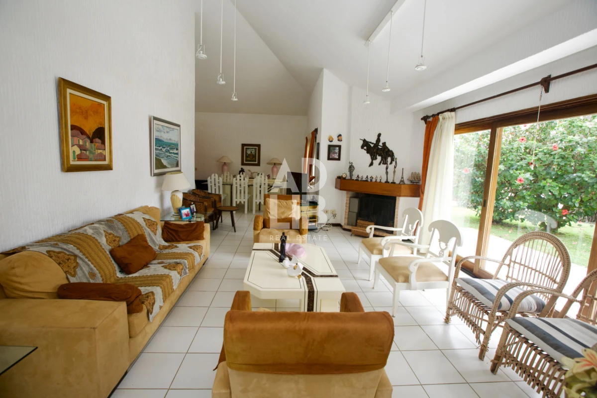 Casa ID.797 - Alquiler comercial 5 dorm y 5 baños. Zona Shopping Punta