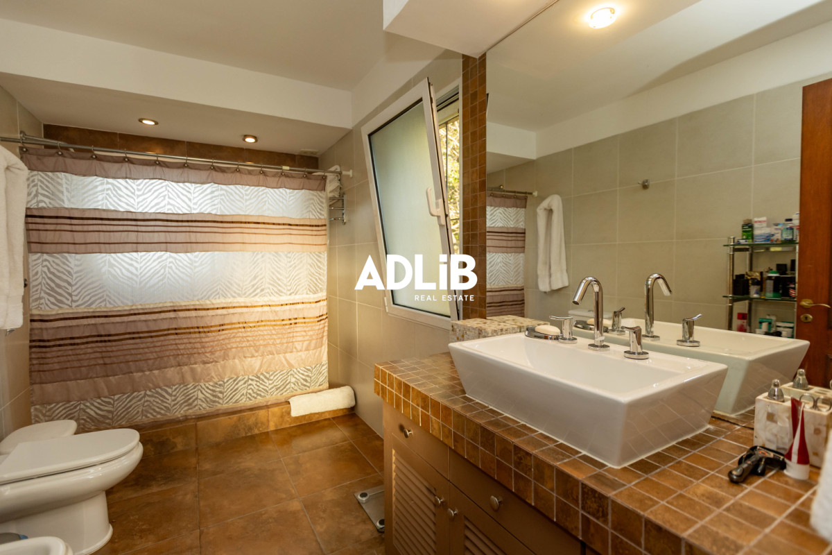 Casa ID.817 - Increíble casa de 405 mts2 en venta en Punta Ballena. Vista al amanecer y al atardecer. 