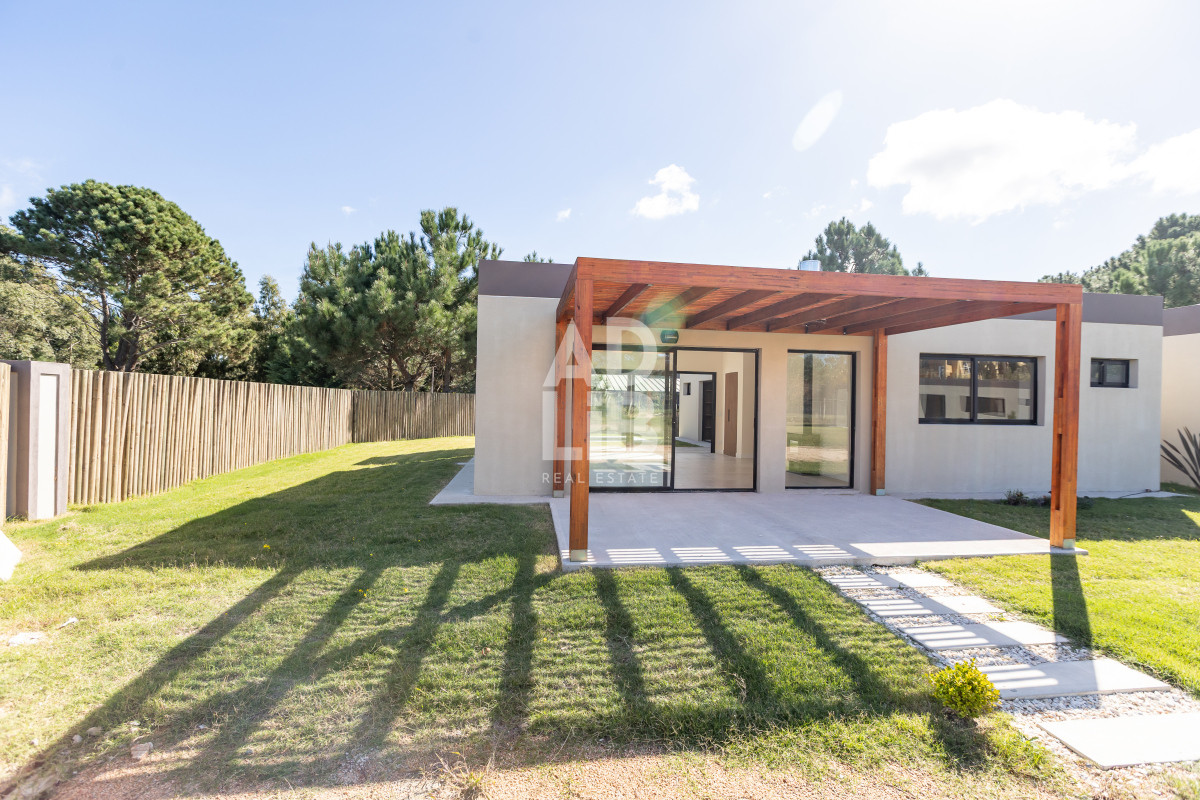 Casa ID.591 - Casas de 3 dormitorios y 2 baños en venta a estrenar en La Barra. Barrio Cerrado 