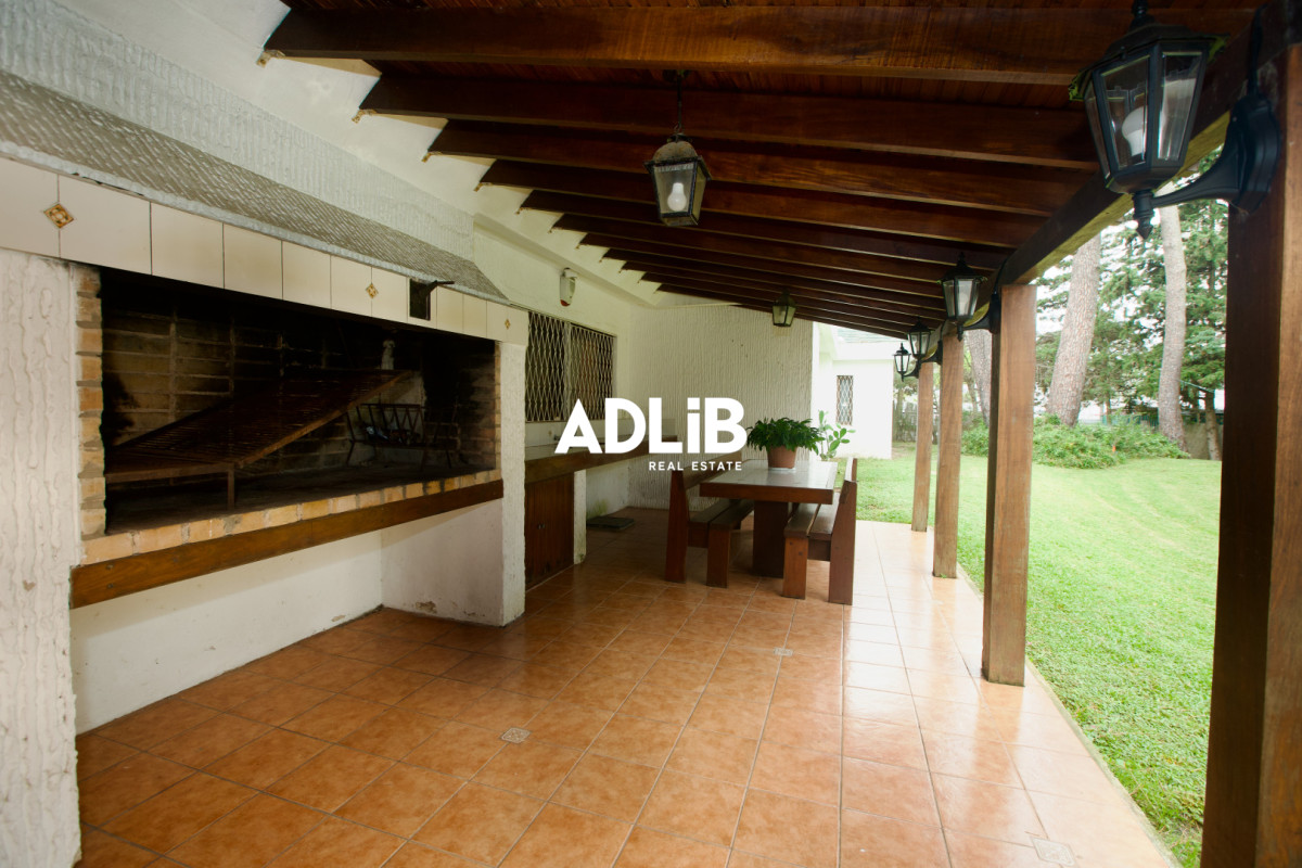 Casa ID.797 - Alquiler comercial 5 dorm y 5 baños. Zona Shopping Punta