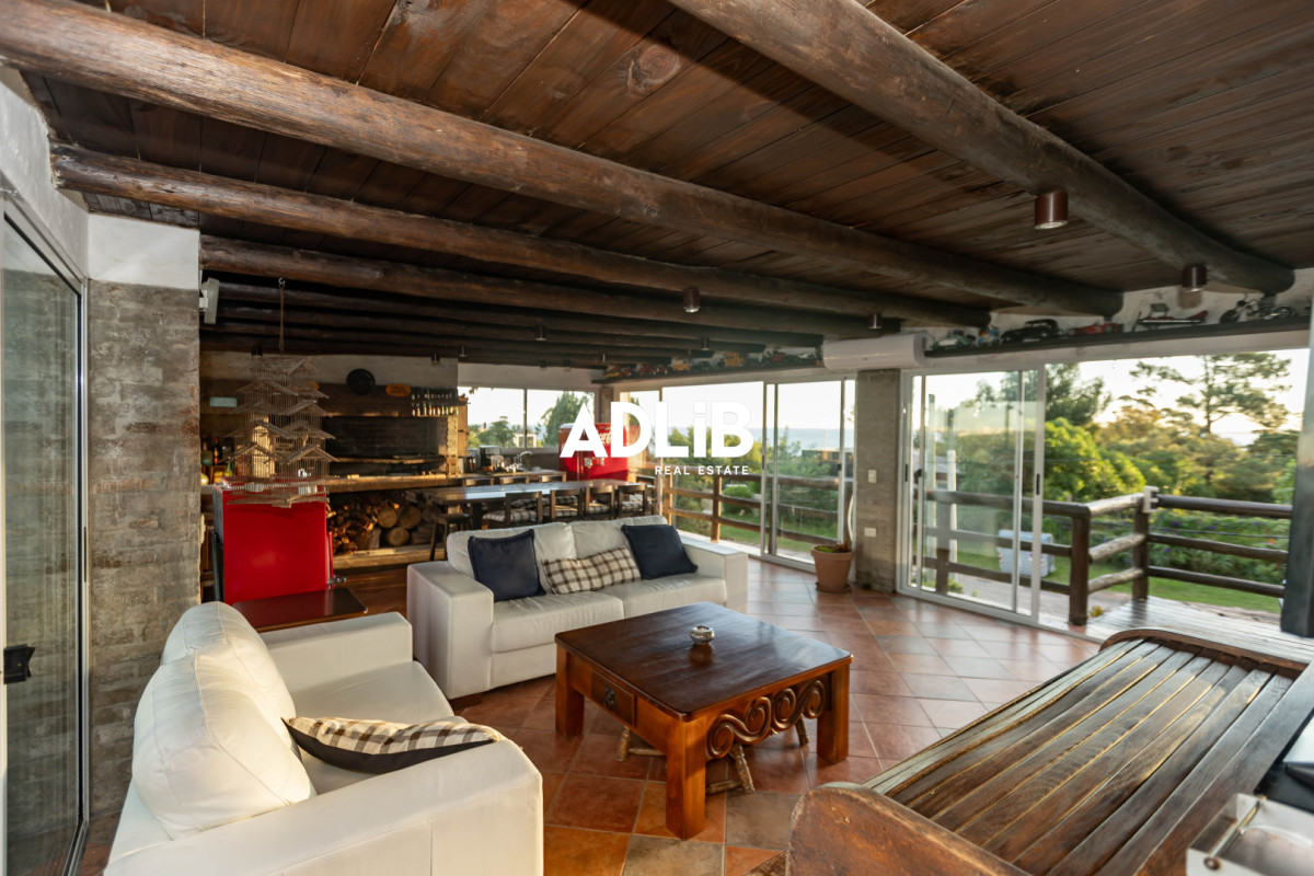 Casa ID.817 - Increíble casa de 405 mts2 en venta en Punta Ballena. Vista al amanecer y al atardecer. 