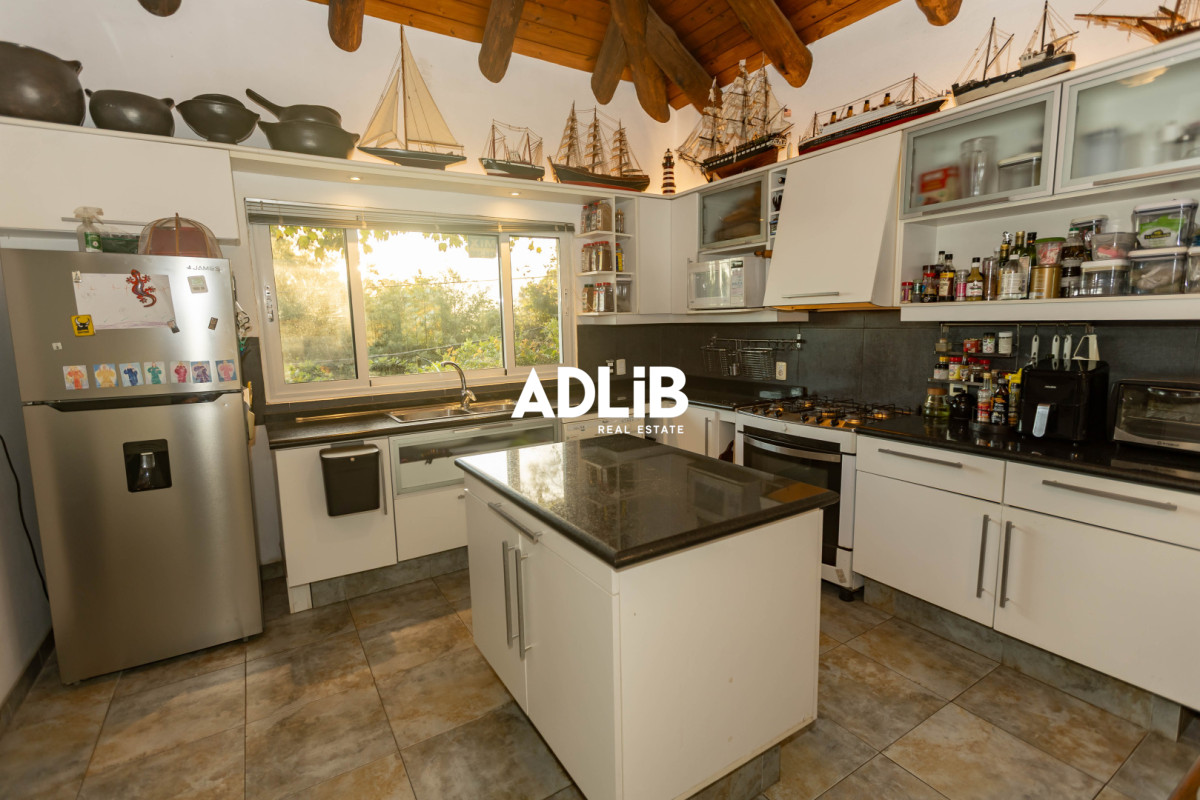 Casa ID.817 - Increíble casa de 405 mts2 en venta en Punta Ballena. Vista al amanecer y al atardecer. 
