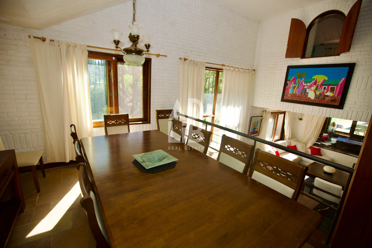 Casa ID.521 - Amplia casa de 4 dormitorios en venta en Club del Lago. 
