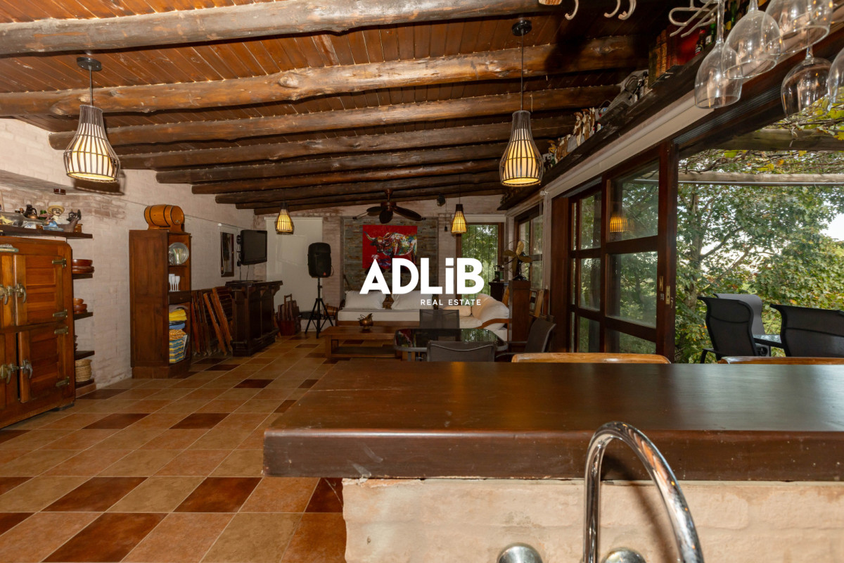 Casa ID.817 - Increíble casa de 405 mts2 en venta en Punta Ballena. Vista al amanecer y al atardecer. 