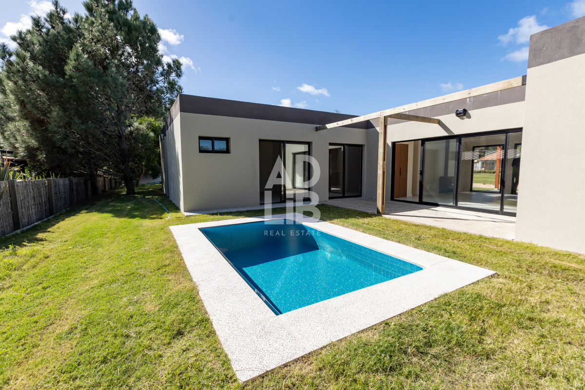 Casa ID.591 - Casas de 3 dormitorios y 2 baños en venta a estrenar en La Barra. Barrio Cerrado 