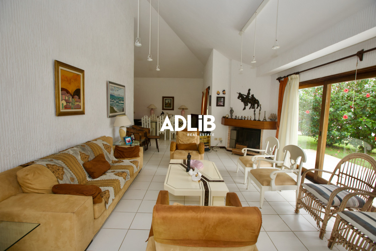 Casa ID.797 - Alquiler comercial 5 dorm y 5 baños. Zona Shopping Punta
