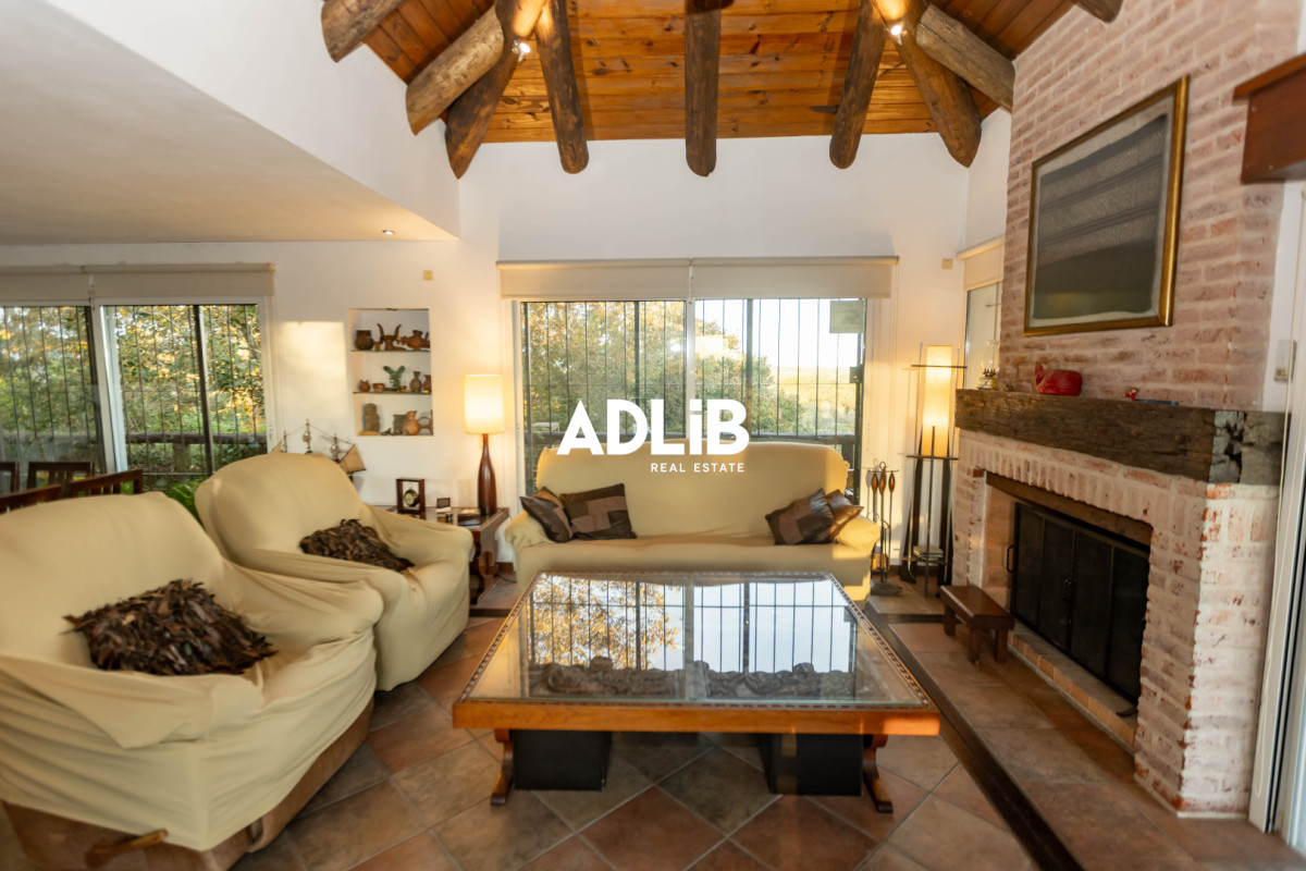 Casa ID.817 - Increíble casa de 405 mts2 en venta en Punta Ballena. Vista al amanecer y al atardecer. 