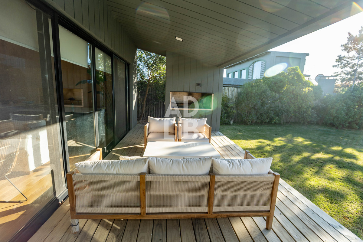 Casa ID.637 - Casa de diseño en venta a 50 mts del mar en La Juanita
