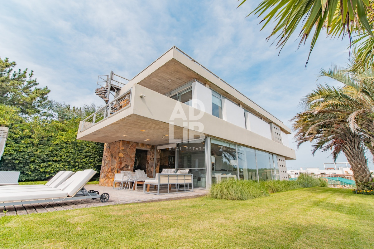 Casa ID.125 - Casa de diseño en Tio Tom en alquiler invernal. 4 dorm y 4 baños frente al mar.
