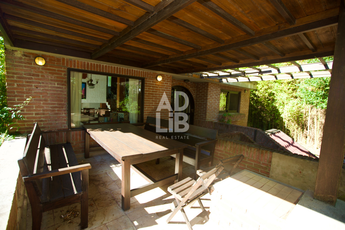 Casa ID.521 - Amplia casa de 4 dormitorios en venta en Club del Lago. 