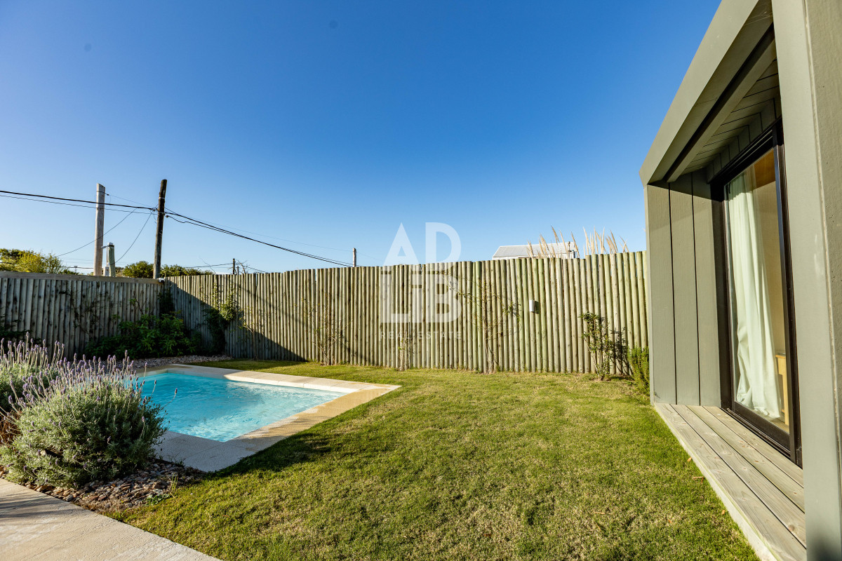 Casa ID.637 - Casa de diseño en venta a 50 mts del mar en La Juanita