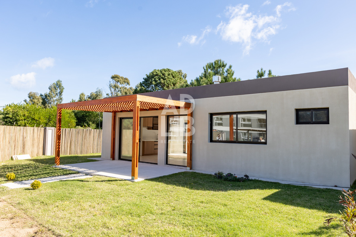Casa ID.591 - Casas de 3 dormitorios y 2 baños en venta a estrenar en La Barra. Barrio Cerrado 