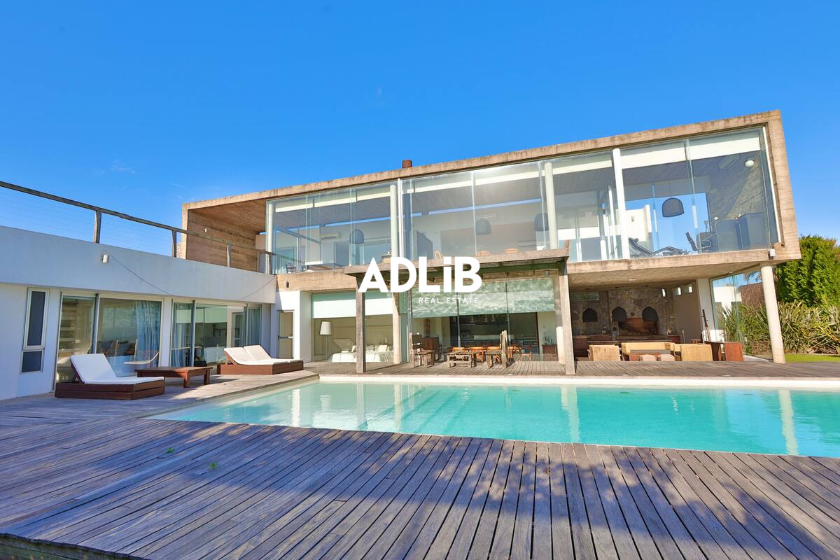 Casa ID.673 - Casa de diseño en alquiler temporal. 4 dormitorios en suite a 50 mts del mar