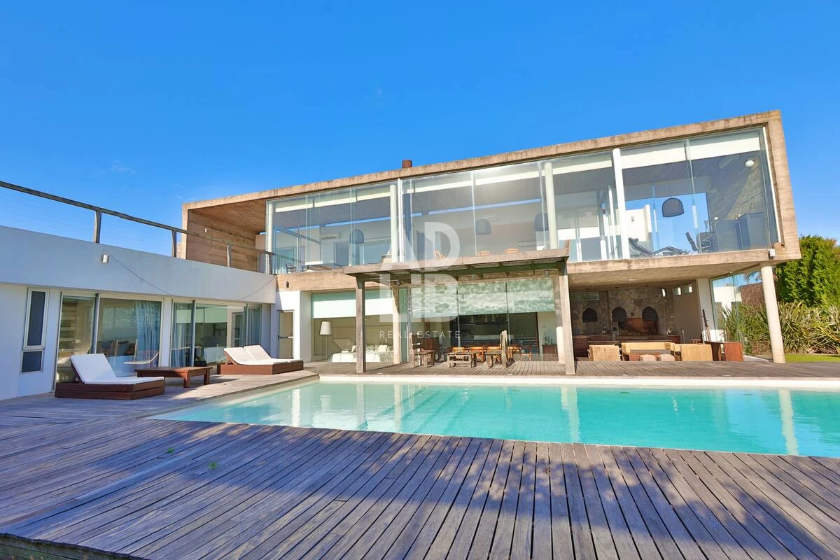 Casa ID.673 - Casa de diseño en alquiler temporal. 4 dormitorios en suite a 50 mts del mar