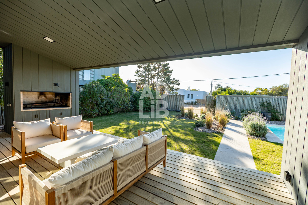 Casa ID.637 - Casa de diseño en venta a 50 mts del mar en La Juanita