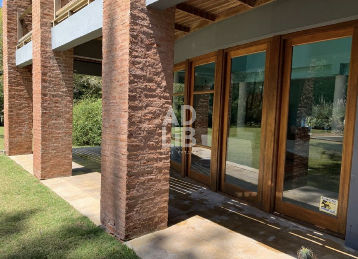 Casa ID.470 - Amplia casa en venta en Rincon del Indio con 3200 mts de terreno. 