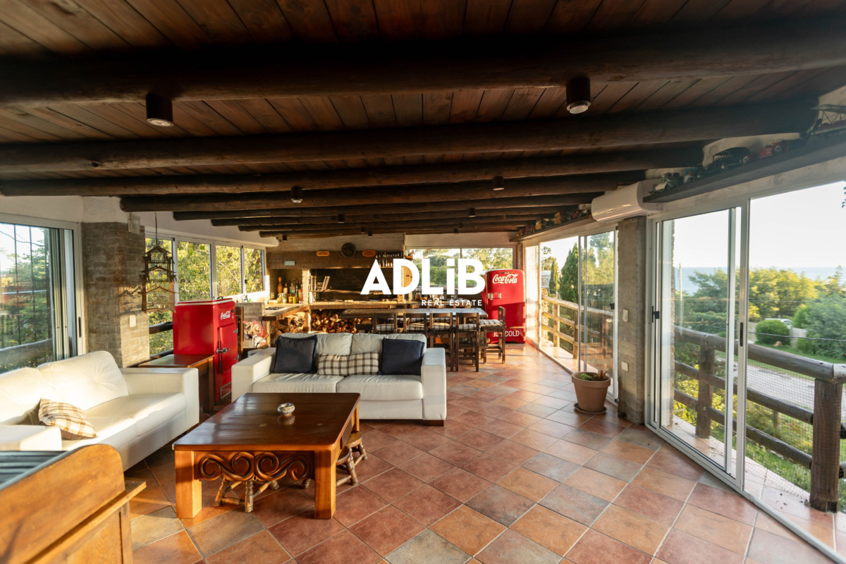Casa ID.817 - Increíble casa de 405 mts2 en venta en Punta Ballena. Vista al amanecer y al atardecer. 