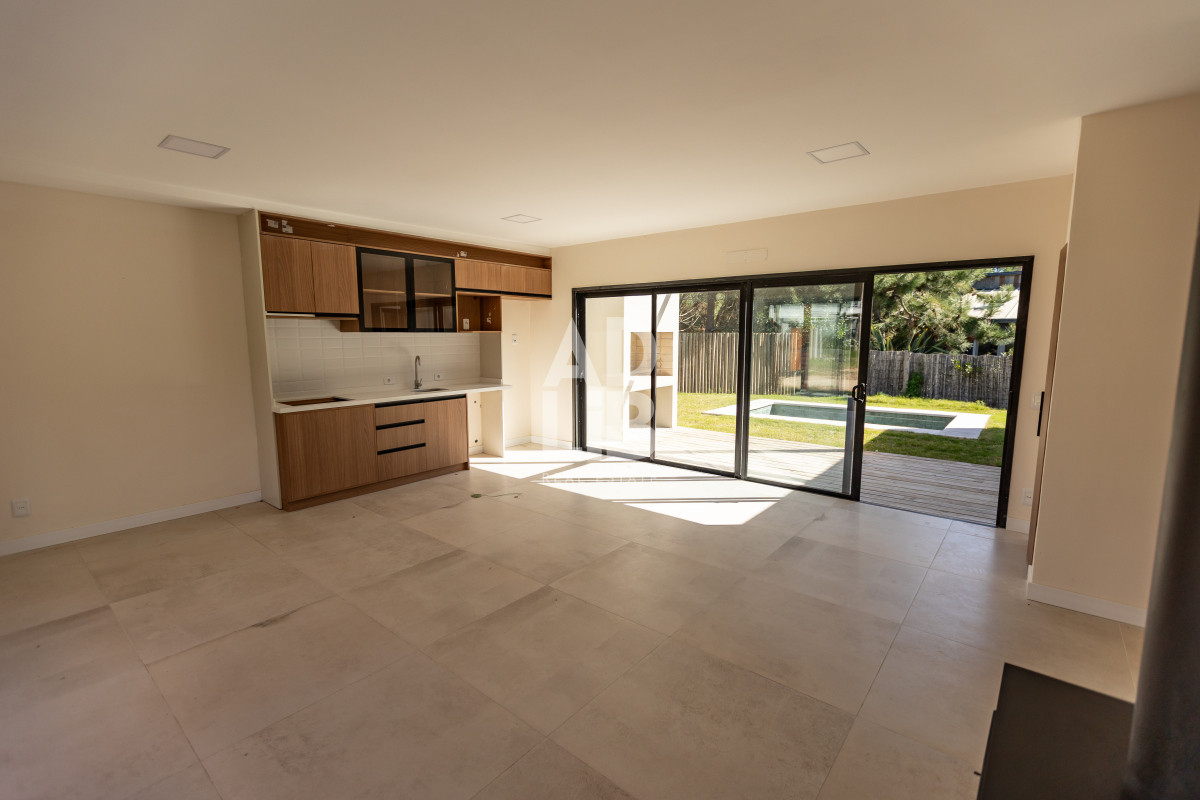 Casa ID.591 - Casas de 3 dormitorios y 2 baños en venta a estrenar en La Barra. Barrio Cerrado 