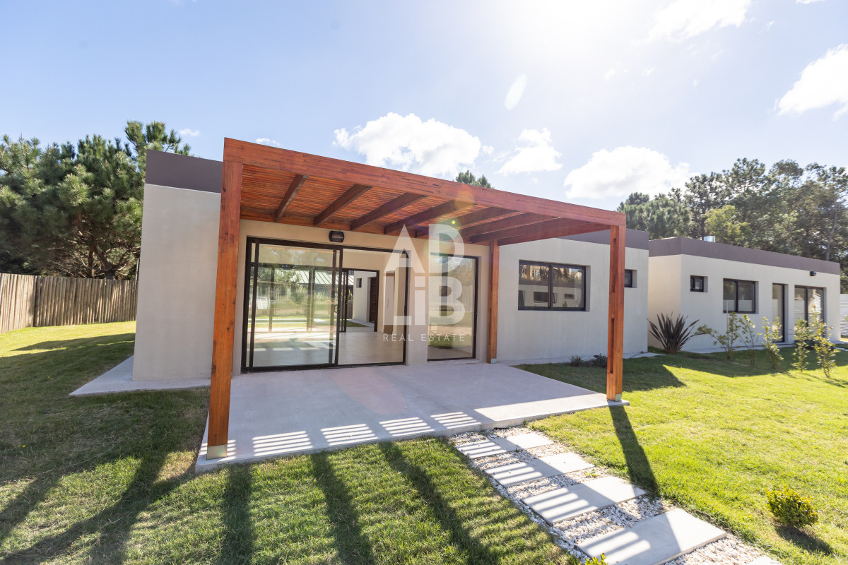 Casa ID.591 - Casas de 3 dormitorios y 2 baños en venta a estrenar en La Barra. Barrio Cerrado 