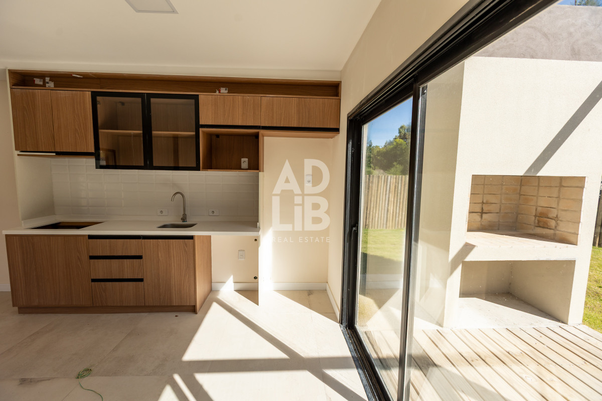 Casa ID.591 - Casas de 3 dormitorios y 2 baños en venta a estrenar en La Barra. Barrio Cerrado 