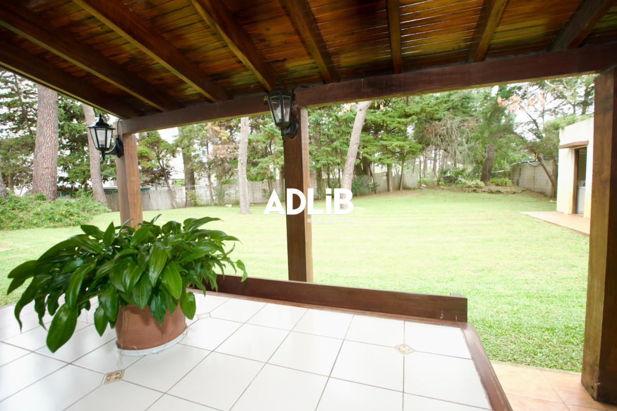 Casa ID.797 - Alquiler comercial 5 dorm y 5 baños. Zona Shopping Punta
