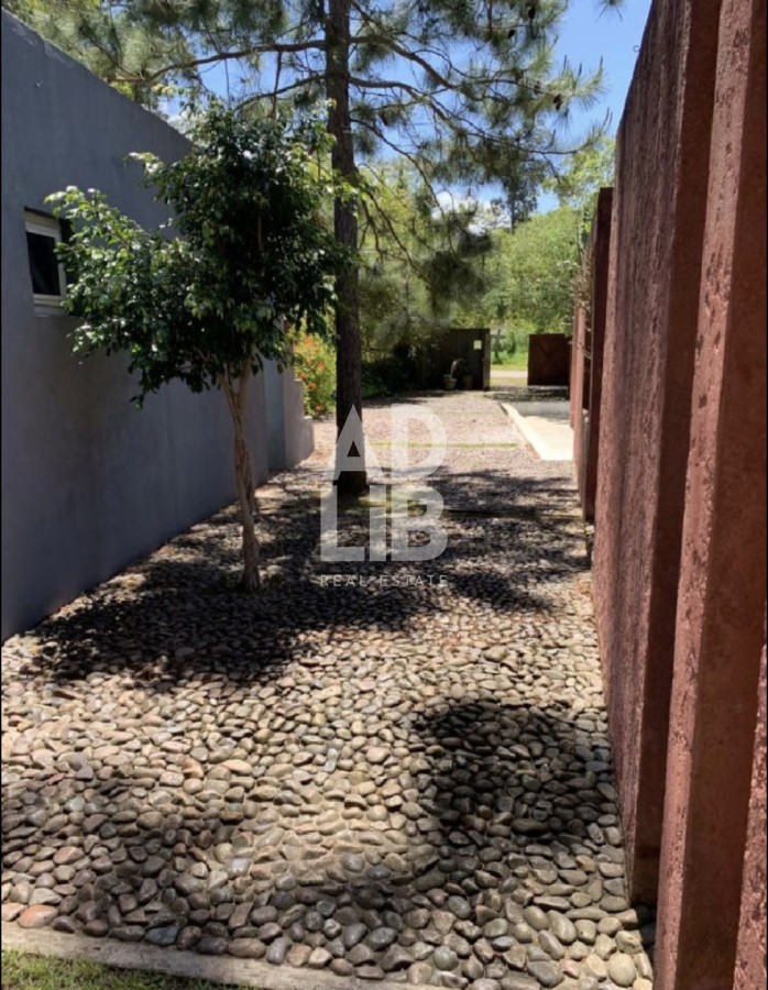 Casa ID.470 - Amplia casa en venta en Rincon del Indio con 3200 mts de terreno. 