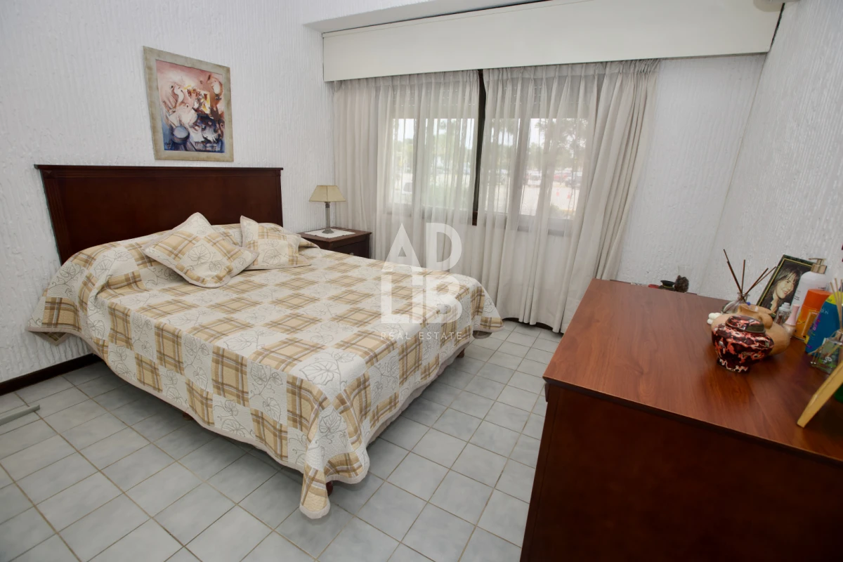 Casa ID.797 - Alquiler comercial 5 dorm y 5 baños. Zona Shopping Punta