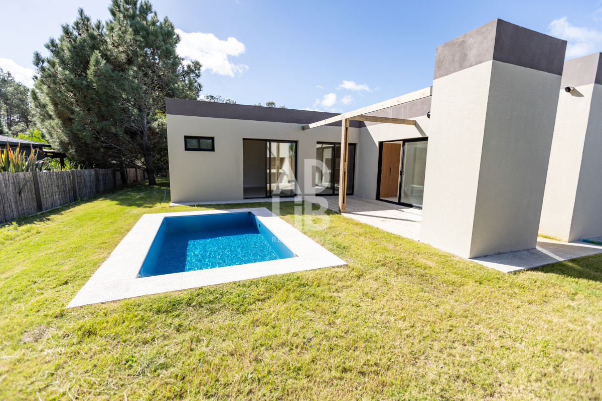 Casa ID.591 - Casas de 3 dormitorios y 2 baños en venta a estrenar en La Barra. Barrio Cerrado 
