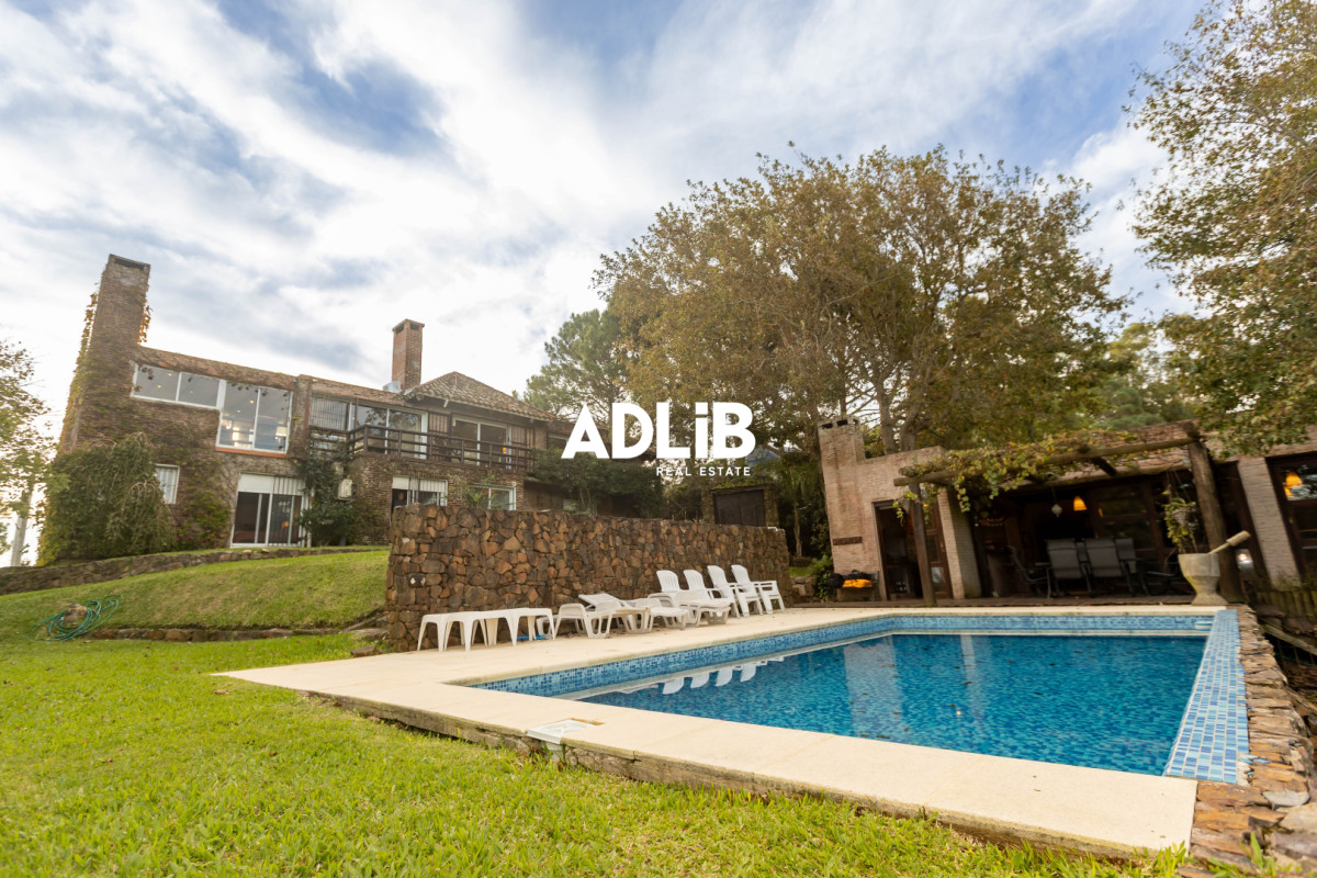 Casa ID.817 - Increíble casa de 405 mts2 en venta en Punta Ballena. Vista al amanecer y al atardecer. 