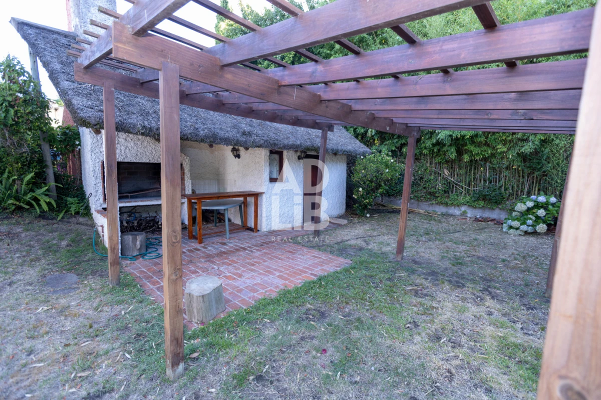 Casa ID.746 - Casa quincho de 3 dorm y 3 baños en alquiler anual en Pinares a 250 mts del mar