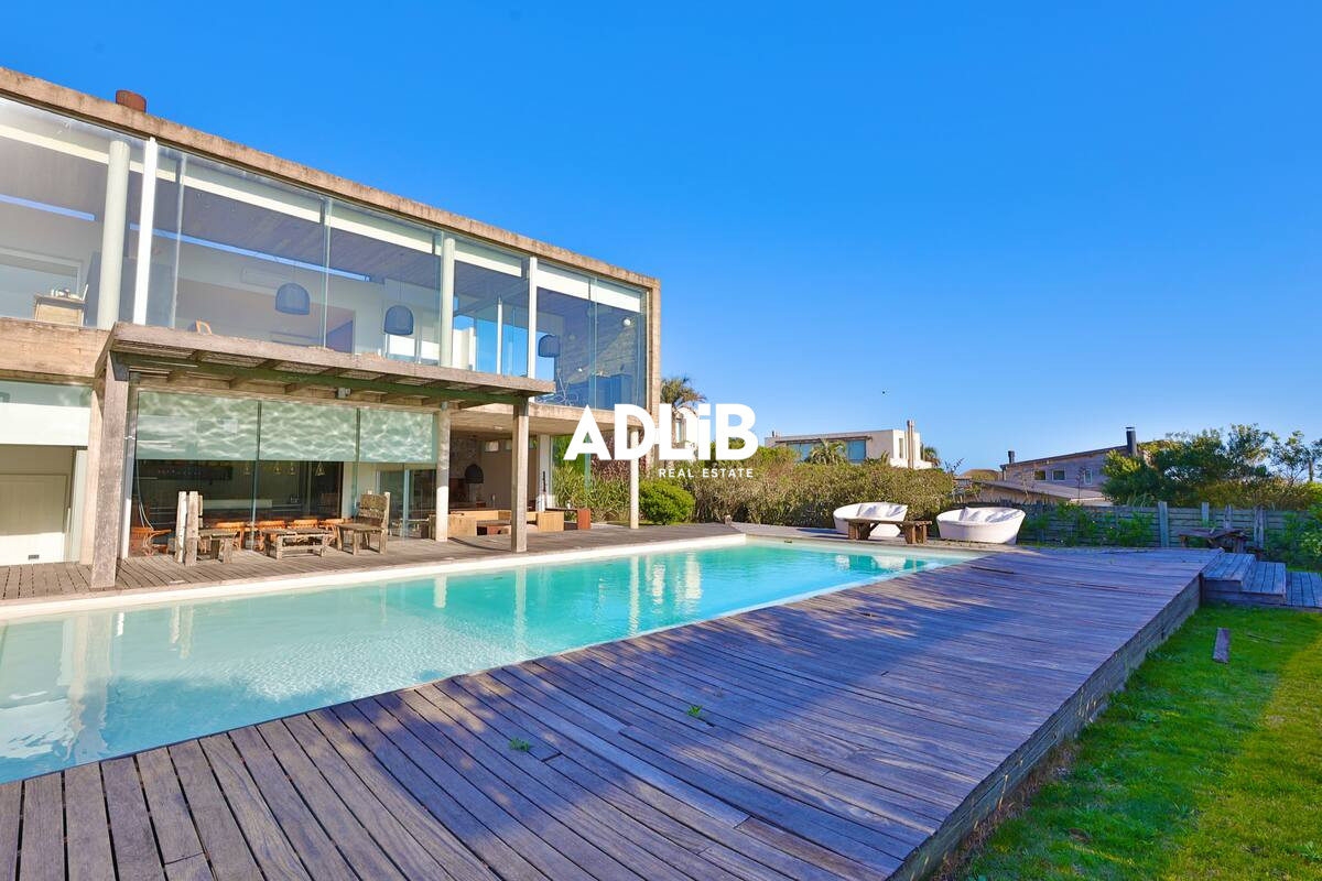 Casa ID.673 - Casa de diseño en alquiler temporal. 4 dormitorios en suite a 50 mts del mar