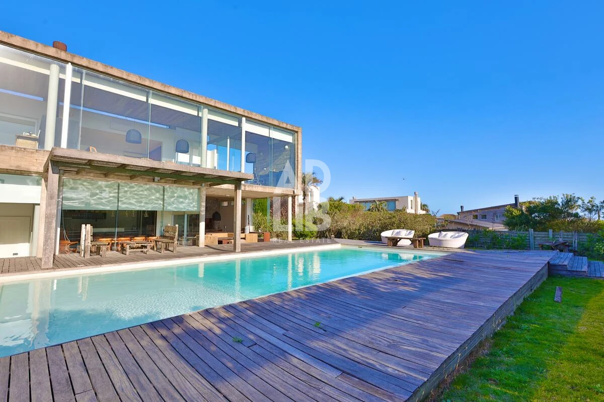 Casa ID.673 - Casa de diseño en alquiler temporal. 4 dormitorios en suite a 50 mts del mar