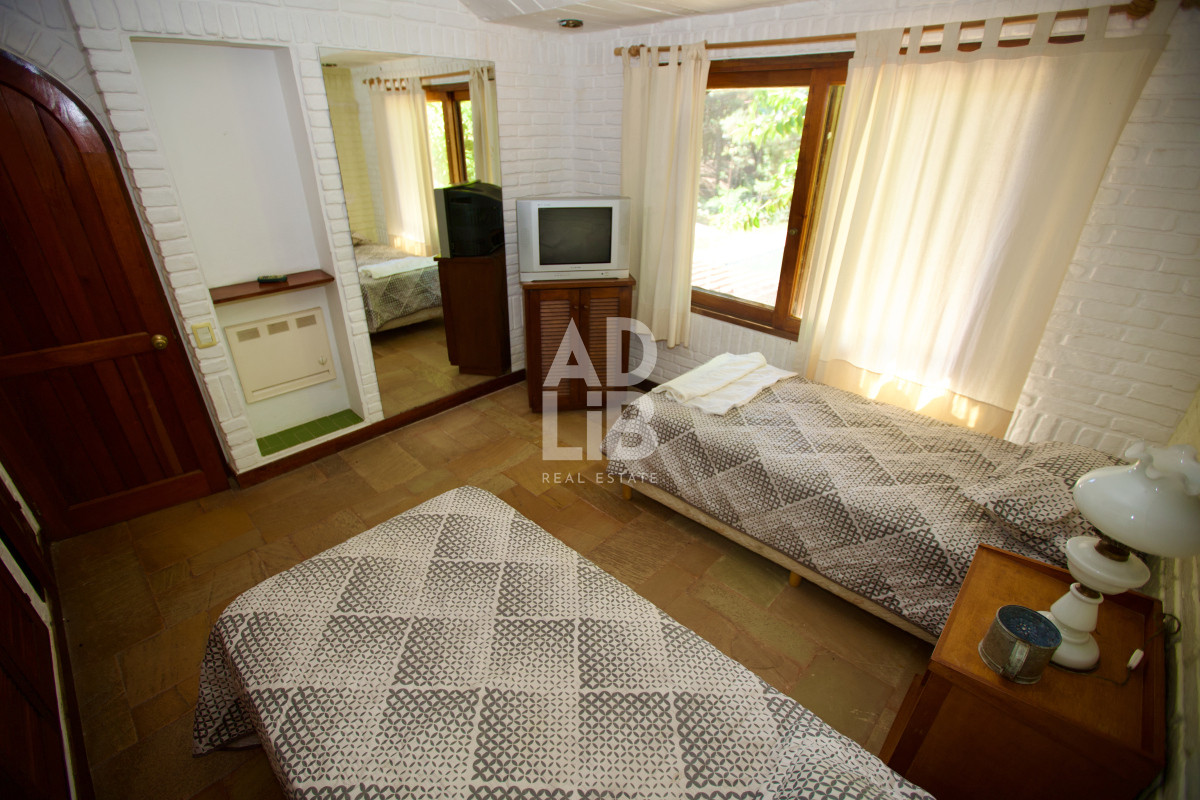 Casa ID.521 - Amplia casa de 4 dormitorios en venta en Club del Lago. 