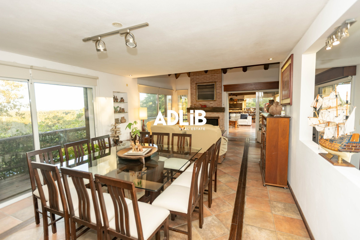 Casa ID.817 - Increíble casa de 405 mts2 en venta en Punta Ballena. Vista al amanecer y al atardecer. 