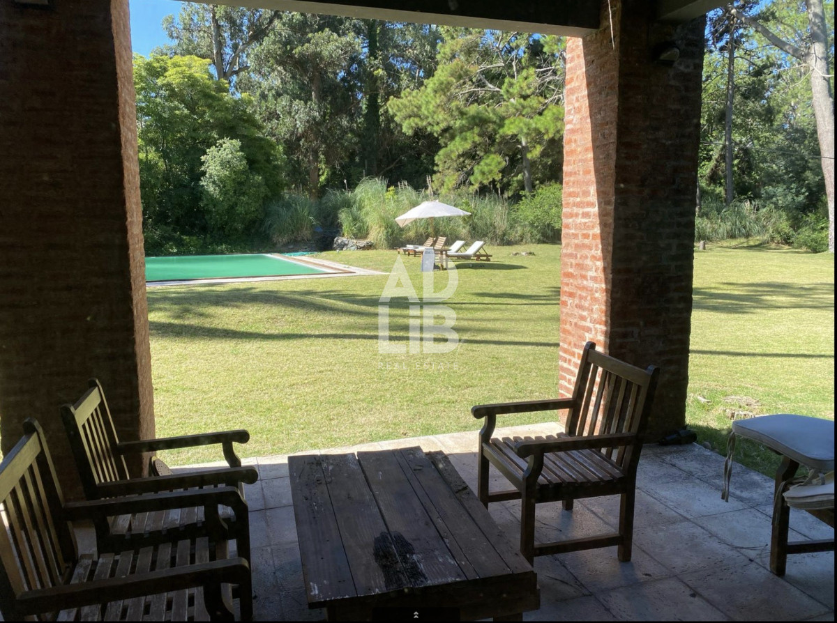 Casa ID.470 - Amplia casa en venta en Rincon del Indio con 3200 mts de terreno. 