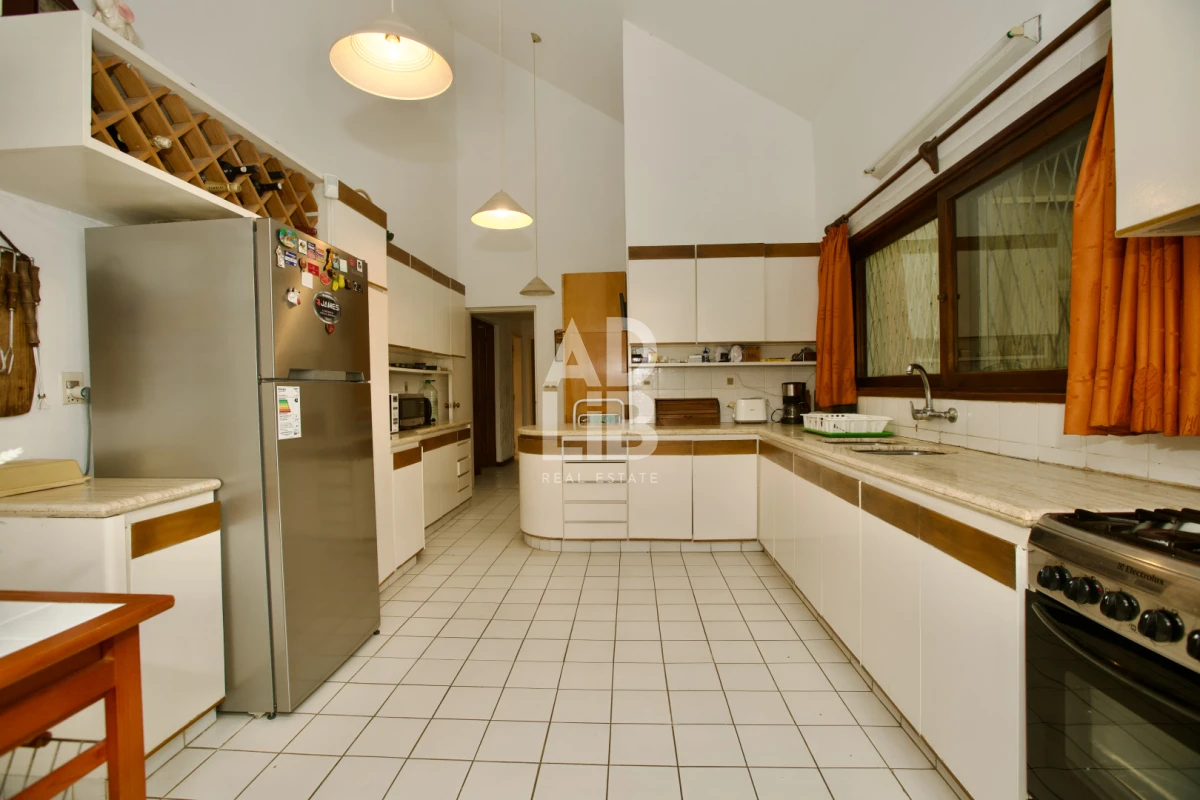 Casa ID.797 - Alquiler comercial 5 dorm y 5 baños. Zona Shopping Punta